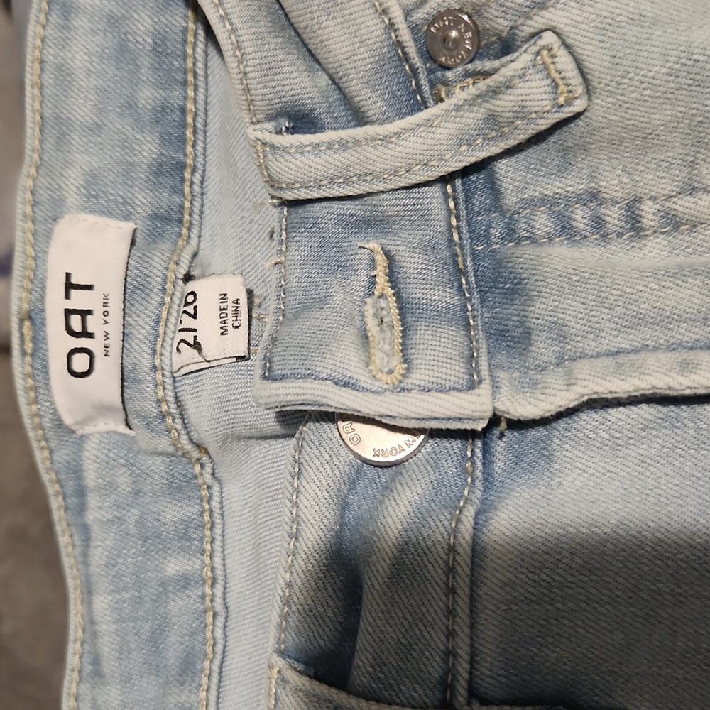 wide leg has never looked better! This relaxed pair of jeans from OAT keeps it c